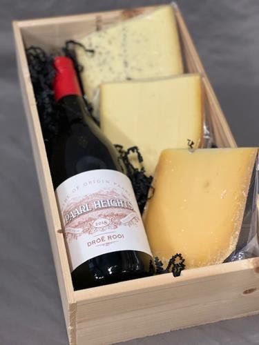 wijnkist met rode wijn en 3 soorten nederlandse kaas