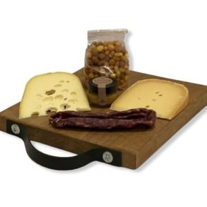 kaasplank bierplank borrelnoot worst en kaas