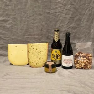 Geschenk met 2 soorten kaas wijn bier nootjes en een kaasdip
