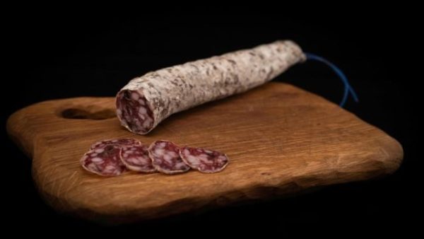 droge worst walnoot gesneden op plank
