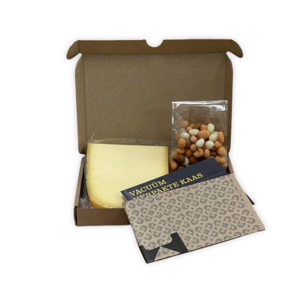 Brievenbus kaas Borrelbox 1 brievenbuskaas borrelbox kaas en borrelnootjes