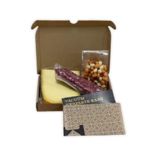 brievenbuskaas borrelbox kaas en borrelnootjes en worst