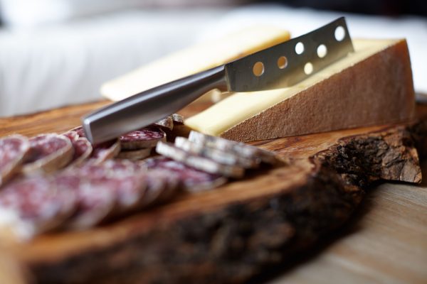 kaas en worst borrelplank